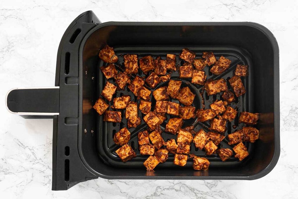 Marinierten Tofu gleichmäßig im Frittierkorb verteilen - Schritt 4