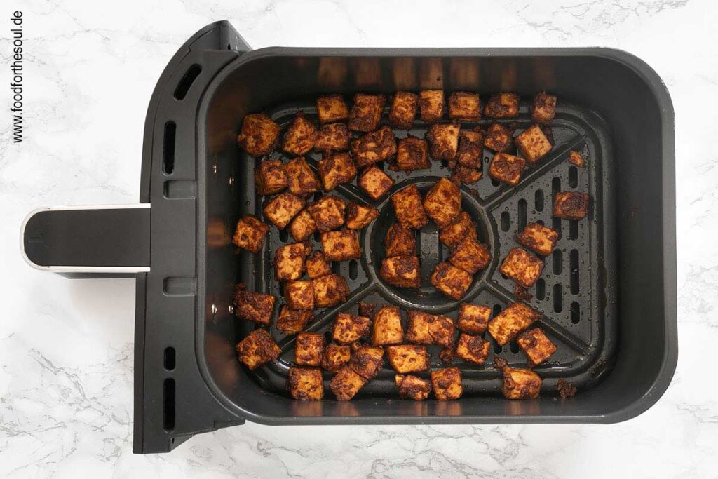 Nach der Hälfte der Garzeit den marinierten Tofu einmal schütteln - Schritt 5