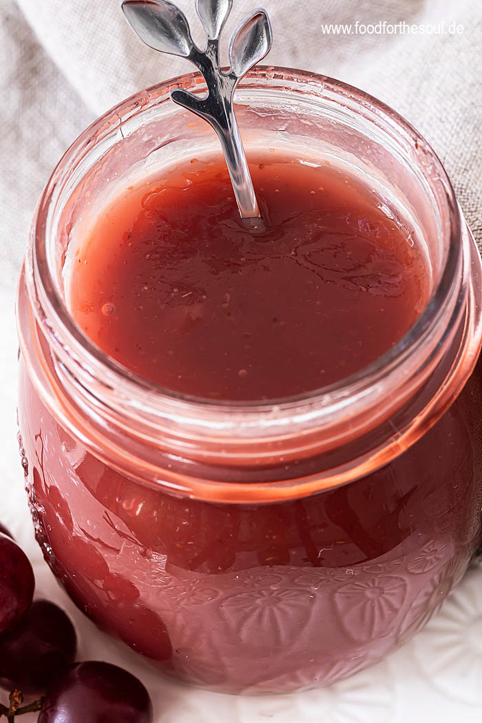 Rote Weintrauben-Marmelade in einem Schraubglas