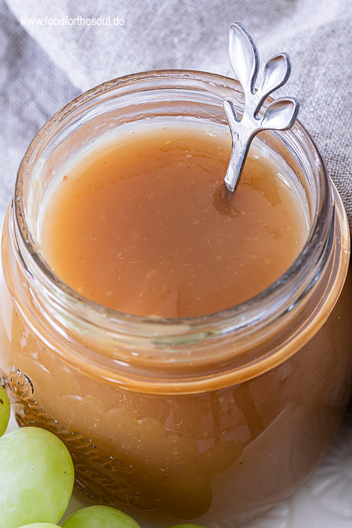 Weiße Weintrauben-Marmelade in einem Schraubglas