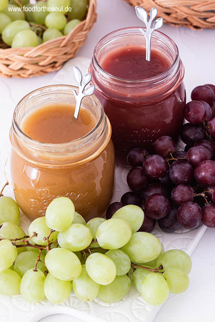 Rote und weiße Weintrauben-Marmelade in Schraubgläsern