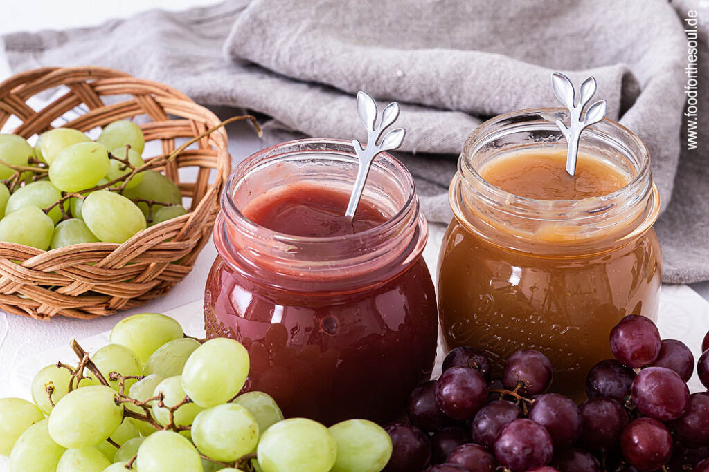 Rote und weiße Weintrauben-Marmelade in Schraubgläsern