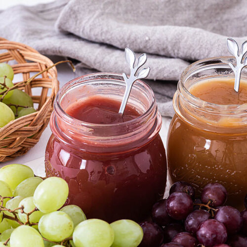 Rote und weiße Weintrauben-Marmelade in Schraubgläsern