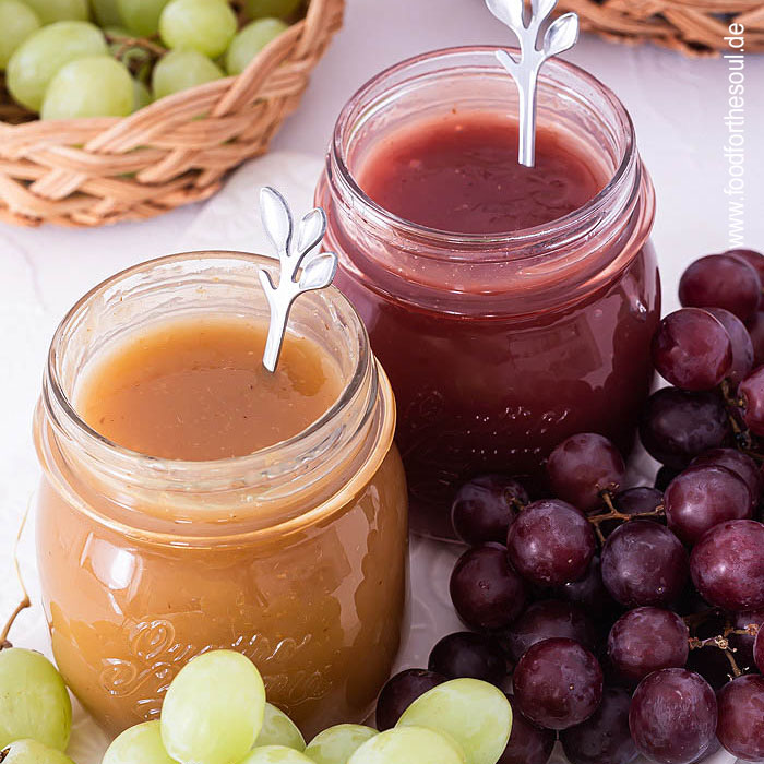 Rote und weiße Weintrauben-Marmelade in Gläsern