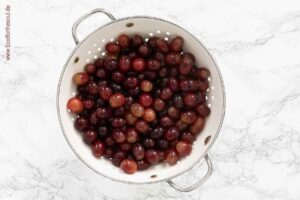 Weintrauben waschen für Weintrauben-Marmelade - Schritt 1