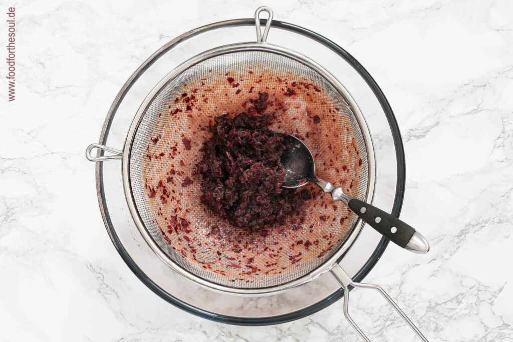 Weintrauben-Püree durch ein Sieb filtern - Schritt 3