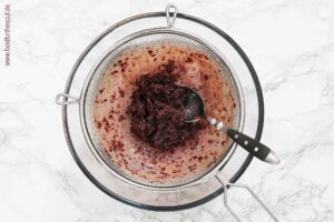 Weintrauben-Püree durch ein Sieb filtern - Schritt 3