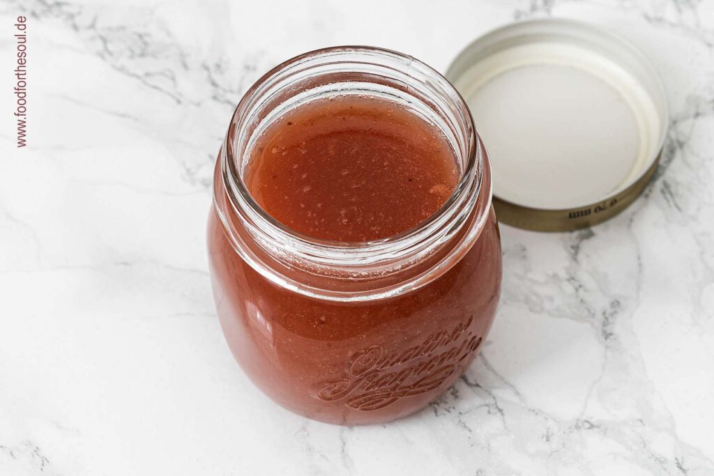 Weintrauben-Marmelade in ein Schraubglas abfüllen - Schritt 5