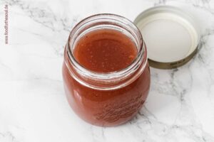 Weintrauben-Marmelade in ein Schraubglas abfüllen - Schritt 5