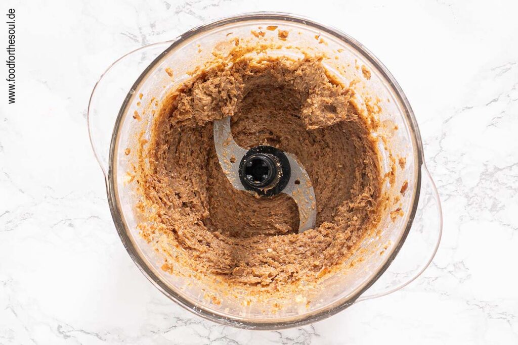 Datteln zu einem Brei pürieren - Schritt 1