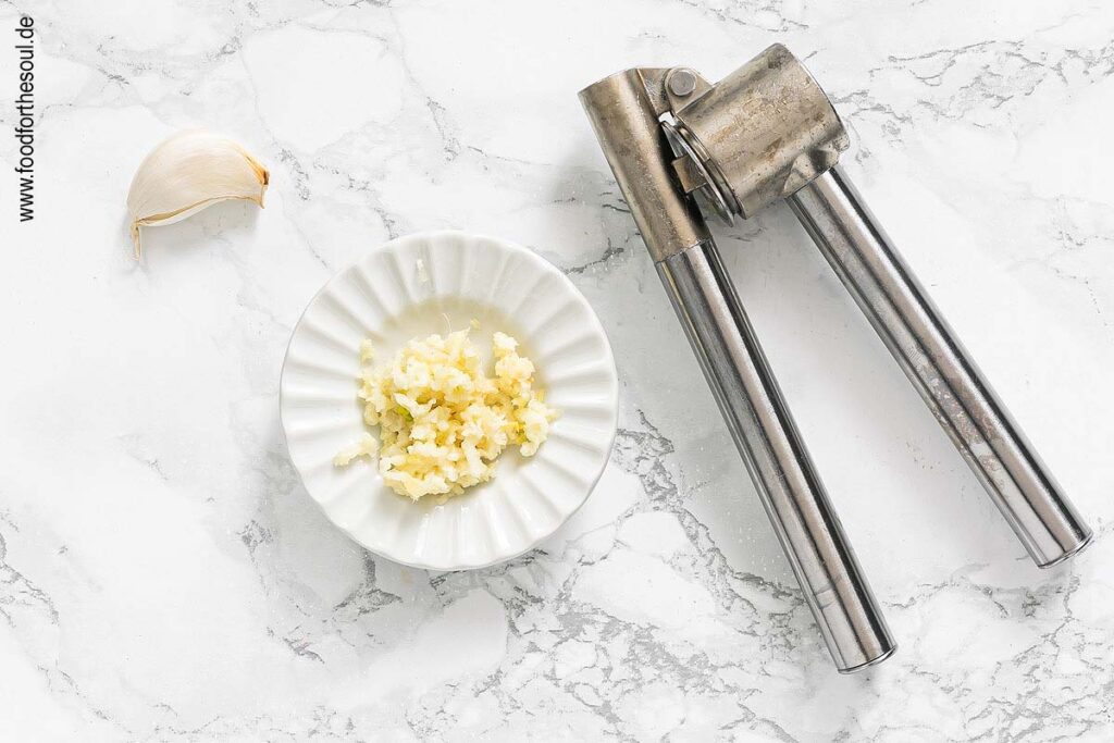 Knoblauch schälen und durch Knoblauchpresse drücken - Schritt 2