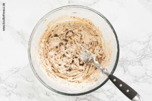 Dattelbrei mit Frischkäse und Knoblauch verrühren - Schritt 3