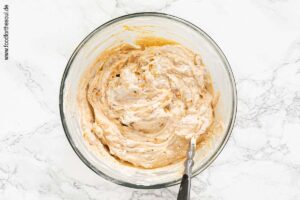 Creme Fraiche und Gewürze unter den Dip rühren - Schritt 4