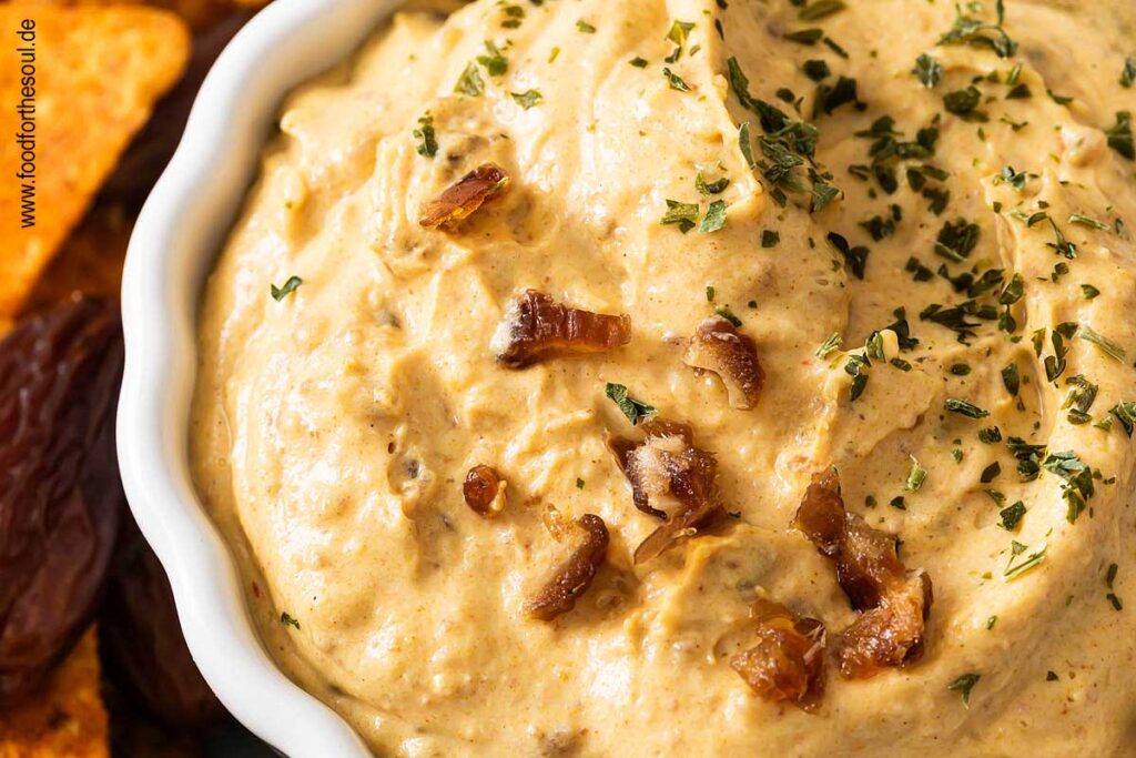 Dattel Dip mit Curry und Frischkäse in einer Dip-Schale