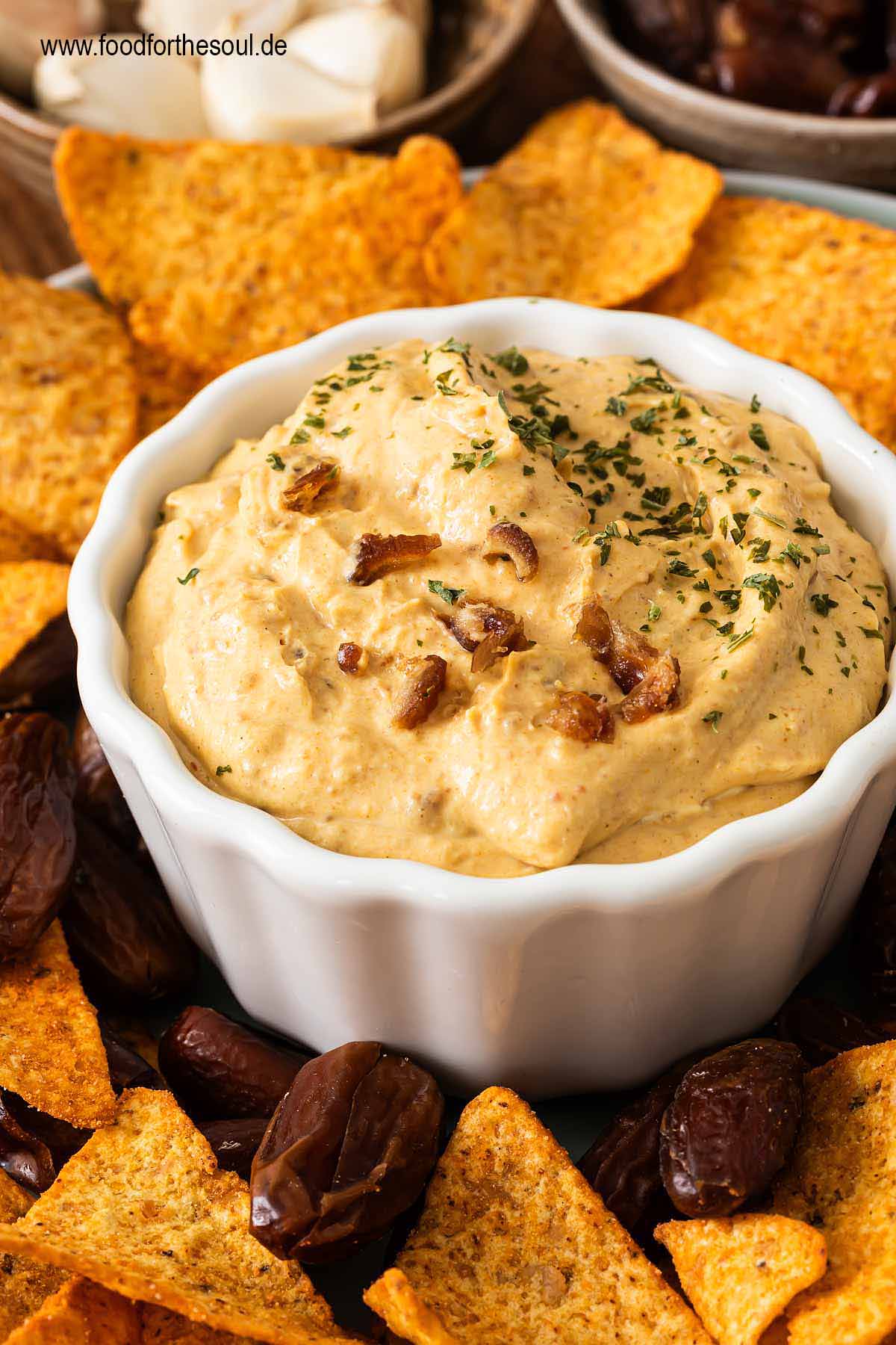 Curry Dattel Dip Rezept mit Frischkäse - perfekt zum Grillen