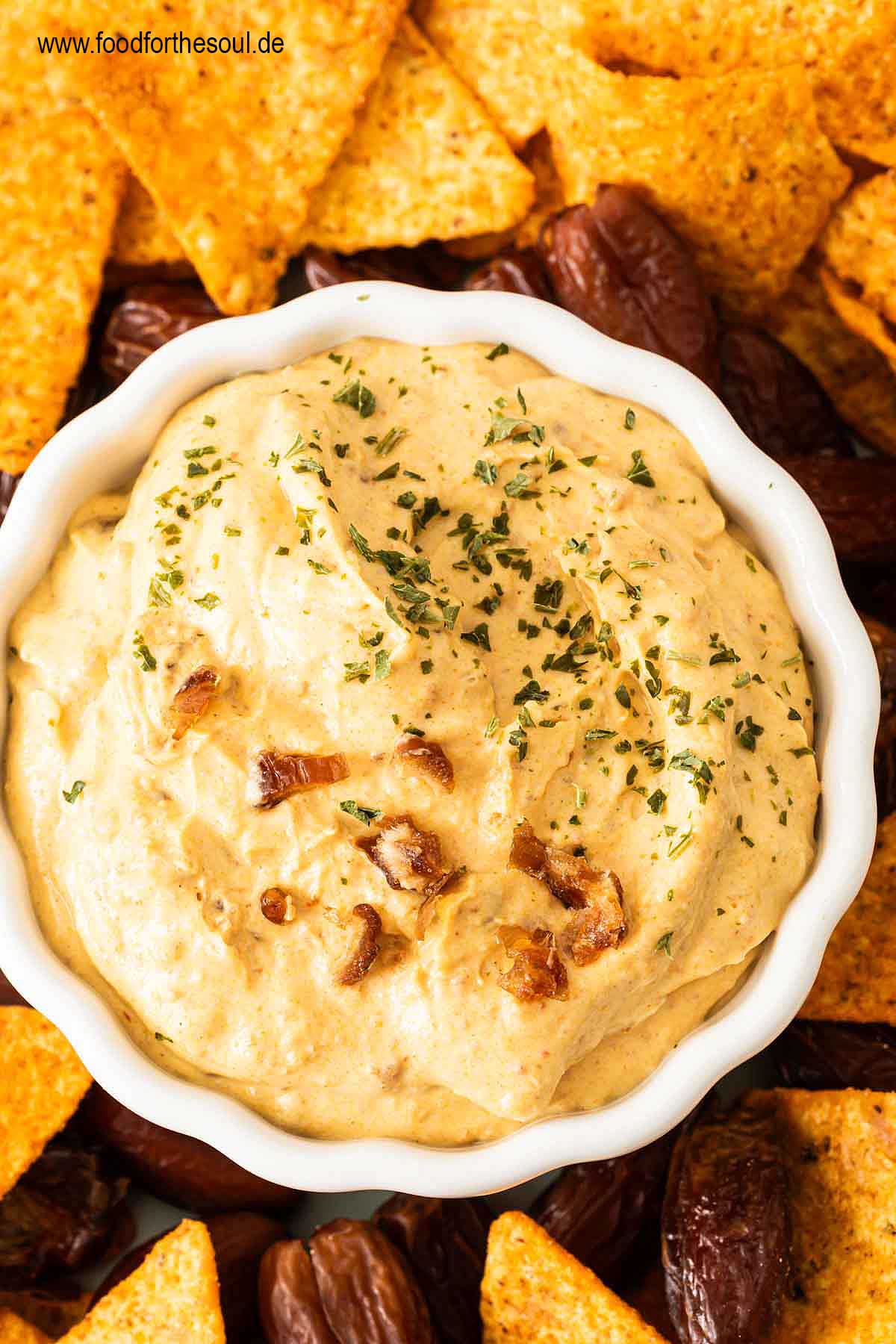 Curry Dattel Dip Rezept mit Frischkäse - perfekt zum Grillen