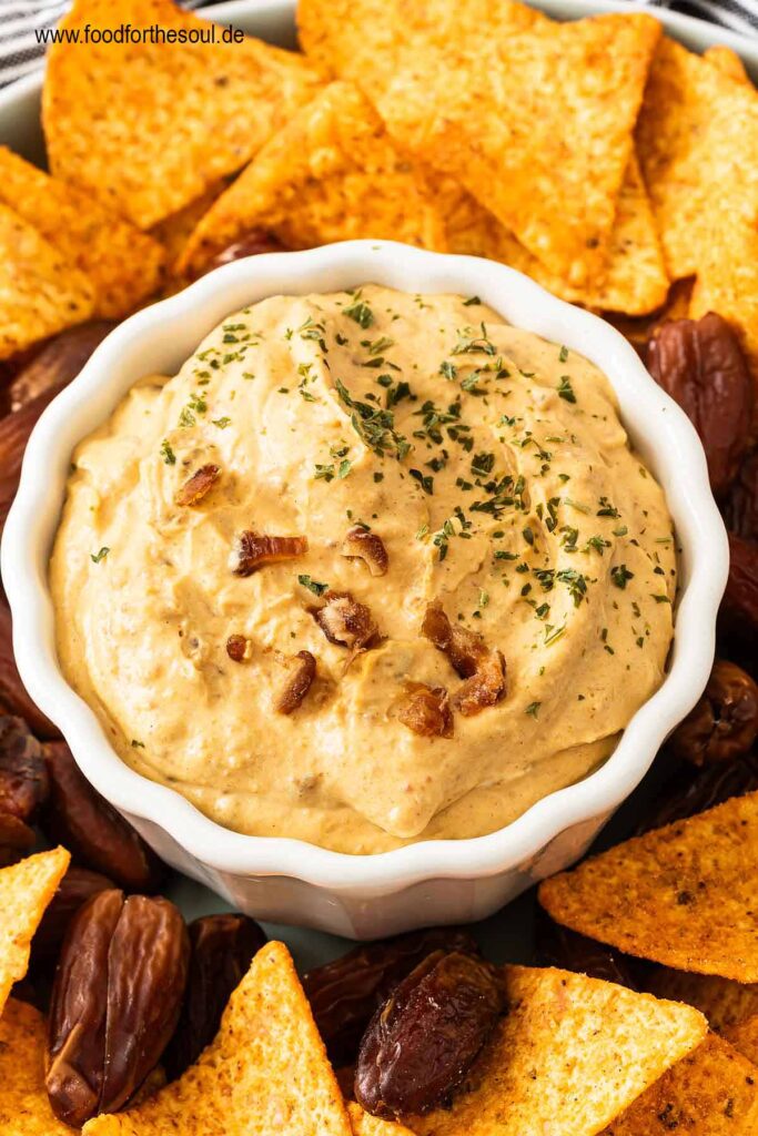 Curry Dattel Dip Rezept mit Frischkäse - perfekt zum Grillen Curry Dattel Dip Rezept mit Frischkäse - perfekt zum Grillen