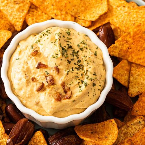 Dattel Dip mit Curry und Frischkäse in einer Dip-Schale