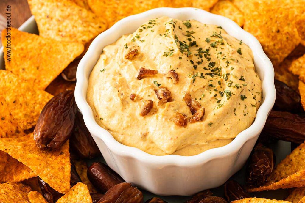 Dattel Dip mit Curry und Frischkäse in einer Dip-Schale