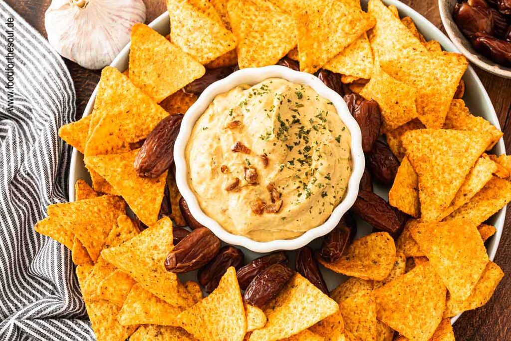 Dattel Dip mit Curry und Frischkäse in einer Dip-Schale