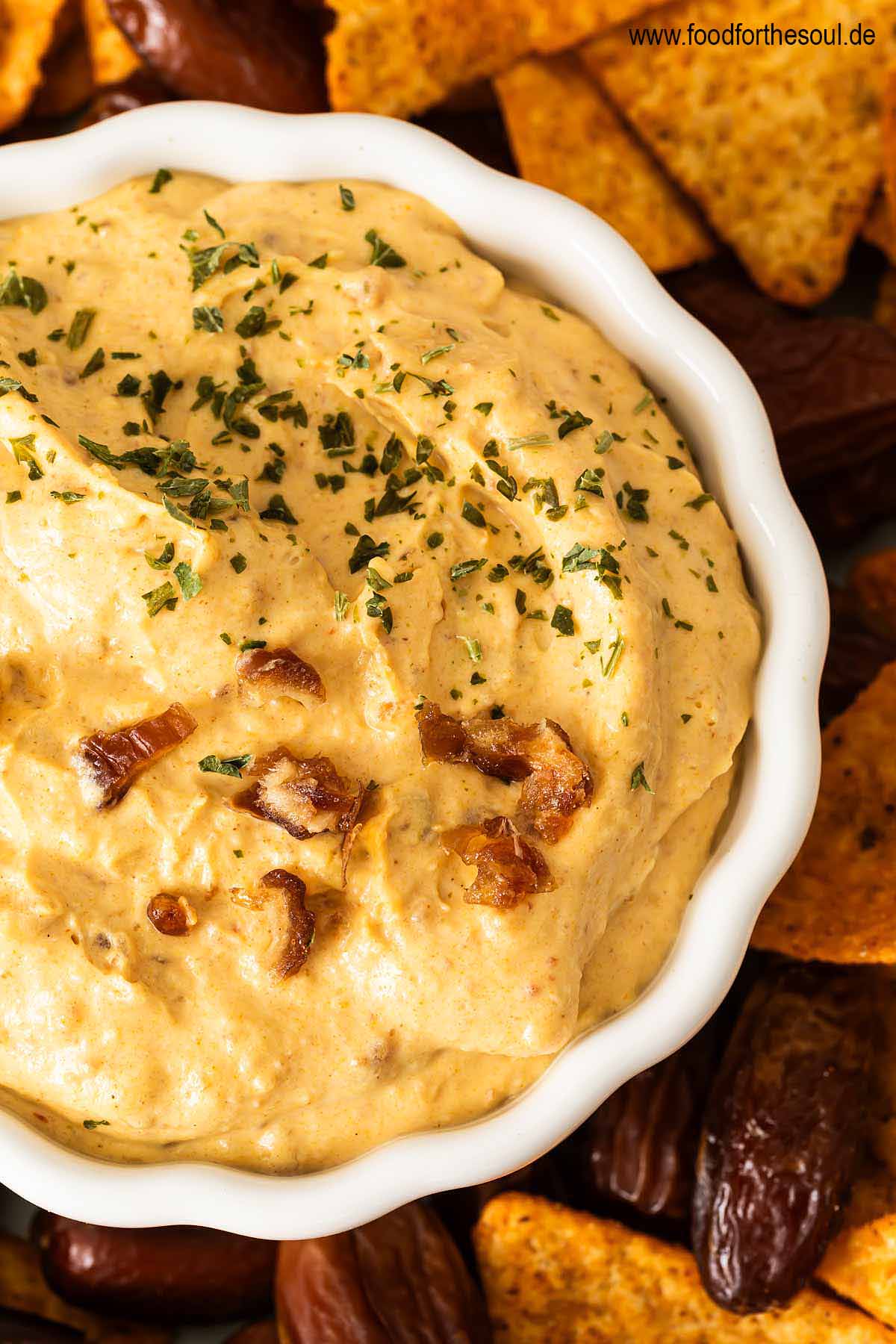 Dattel Dip mit Curry und Frischkäse in einer Dip-Schale