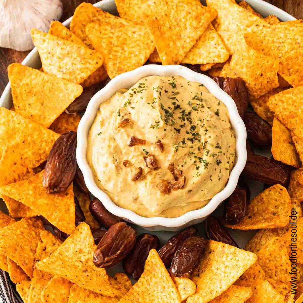 Dattel Dip mit Curry und Frischkäse in einer Dip-Schale