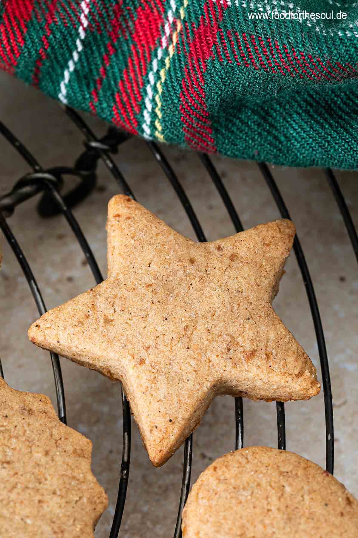 Gesunde Dinkelplätzchen auf einem Auskühlgitter