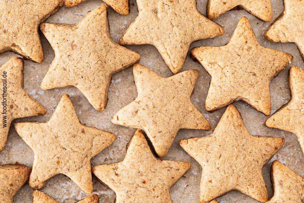 Gesunde Weihnachtsplätzchen in Sternform aus Dinkelmehl