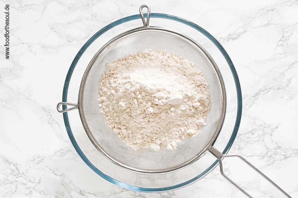 Dinkelmehl in eine Schüssel sieben - Schritt 1