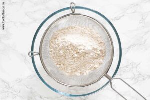 Dinkelmehl in eine Schüssel sieben - Schritt 1