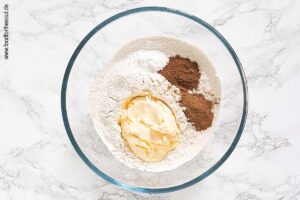 Margarine, Backpulver und Gewürze zum Dinkelmehl geben - Schritt 2