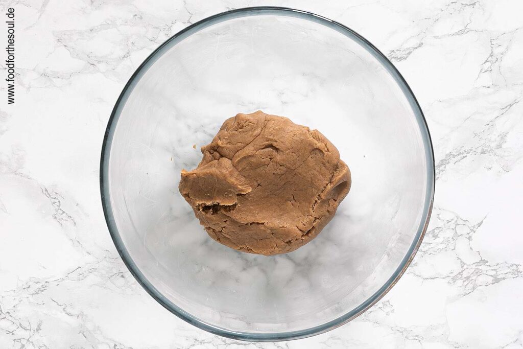 Zutaten in der Schüssel zu einem Teig kneten - Schritt 3