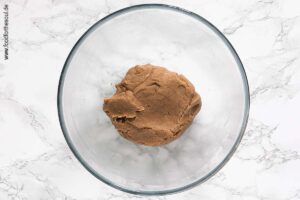 Zutaten in der Schüssel zu einem Teig kneten - Schritt 3