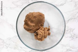 Dattelbrei mit Plätzchenteig verkneten - Schritt 5