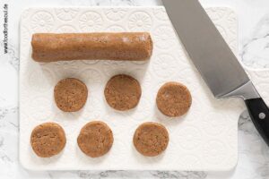 Plätzchenteig zu einer Rolle formen, Scheiben abschneiden und diese flach drücken - Schritt 6