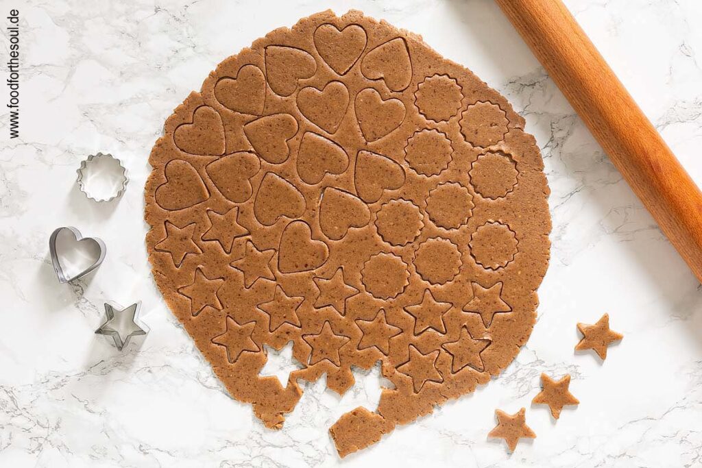 Plätzchenteig ausrollen und mit Formen ausstechen - Schritt 7