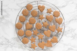 Dinkelplätzchen nach dem Backen auskühlen lassen - Schritt 9