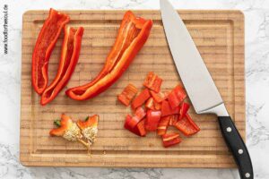 Paprika waschen, entkernen und in grobe Stücke schneiden - Schritt 1