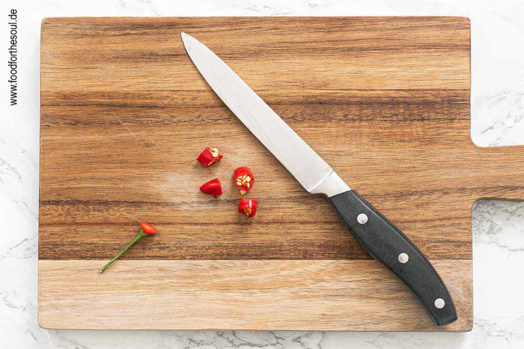 Chili waschen, Stiel abschneiden und in grobe Stücke schneiden - Schritt 2