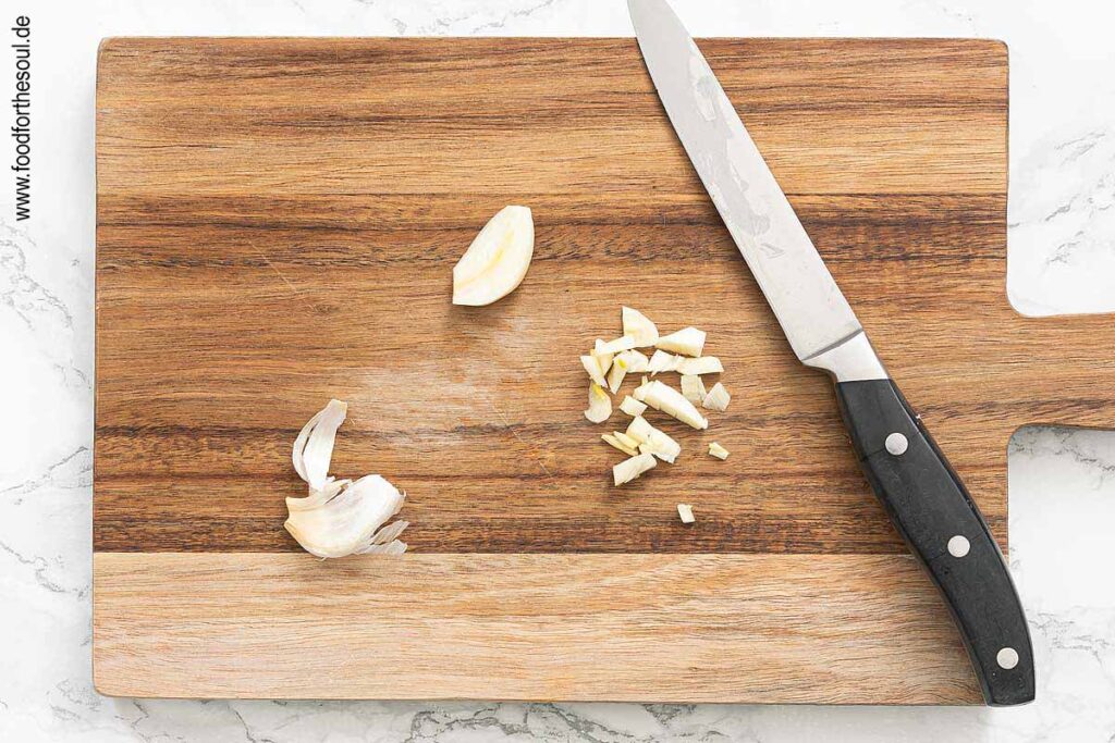 Knoblauchzehe schälen und grob hacken - Schritt 3