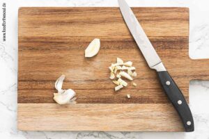 Knoblauchzehe schälen und grob hacken - Schritt 3