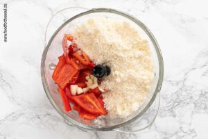 Zutaten bis auf Ricotta in einen Mixer oder Zerkleinerer füllen - Schritt 4