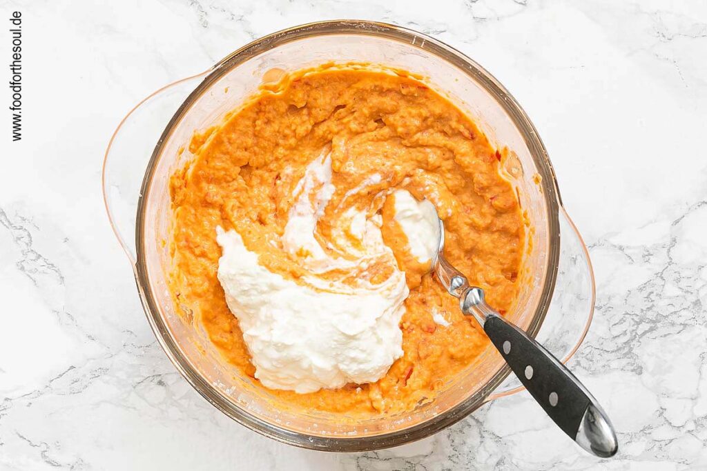 Ricotta unter das Paprika Pesto rühren - Schritt 6