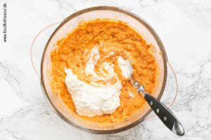 Ricotta unter das Paprika Pesto rühren - Schritt 6