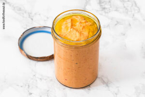 Paprika Pesto in ein Glas abfüllen und mit Olivenöl bedecken - Schritt 7