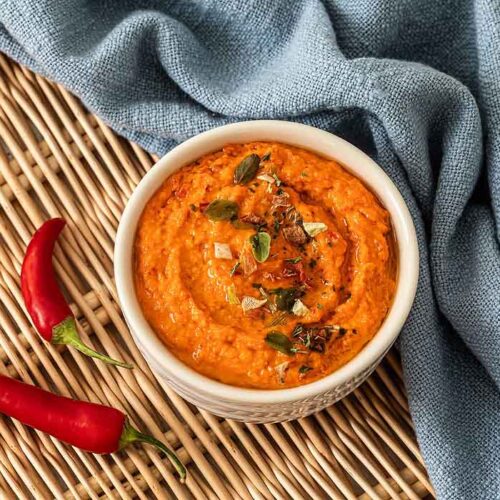 Pesto Calabrese angerichetet in einer Schale und garniert mit Kräutern