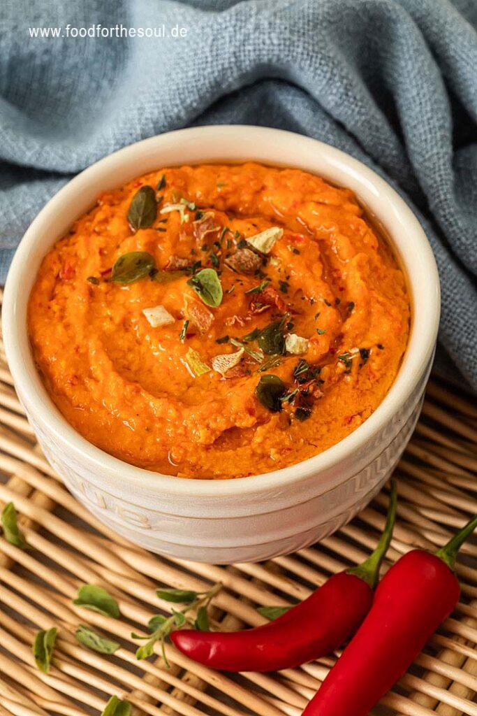 Pesto Calabrese angerichetet in einer Schale und garniert mit Kräutern