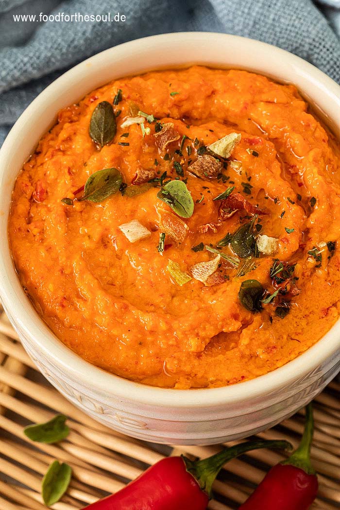 Pesto Calabrese angerichetet in einer Schale und garniert mit Kräutern