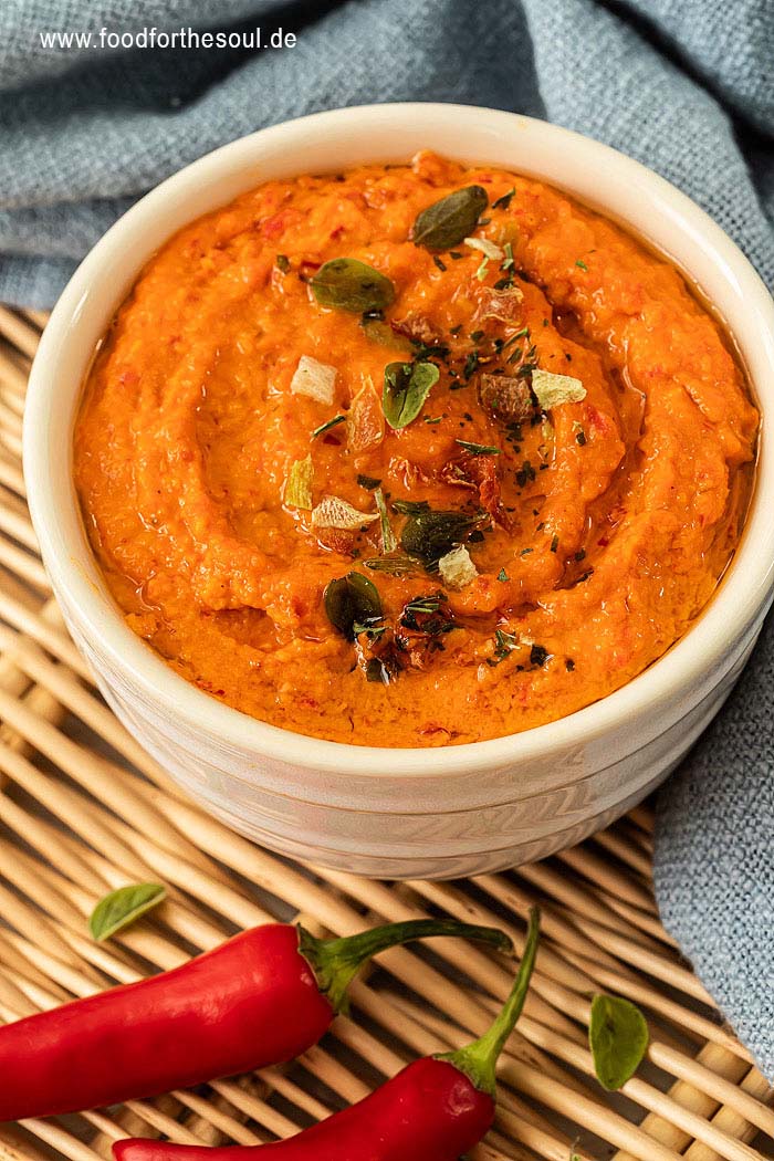 Pesto Calabrese angerichetet in einer Schale und garniert mit Kräutern