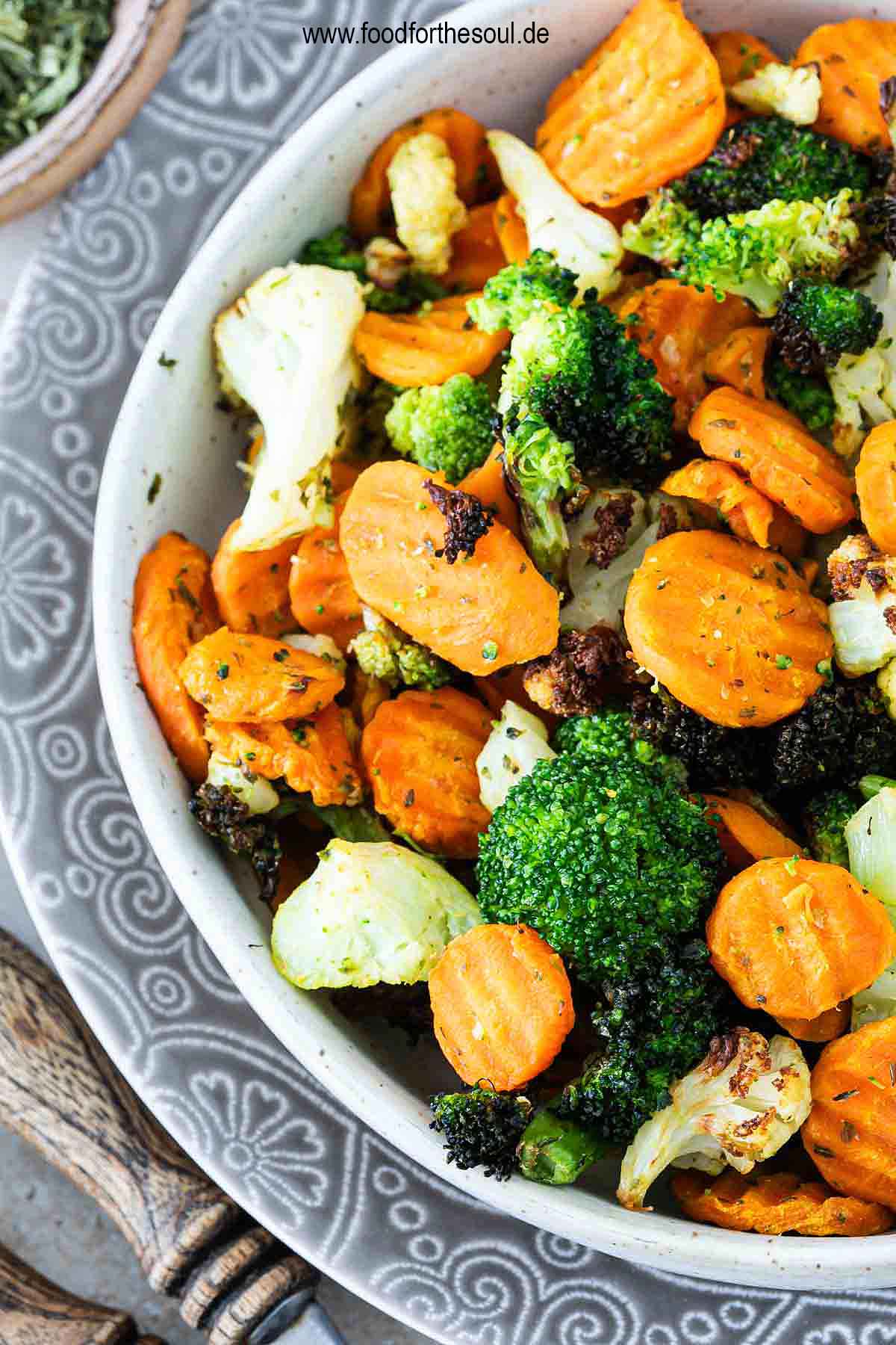 Gefrorenes Gemüse in der Heißluftfritteuse zubereitet und angerichtet in einer Schale